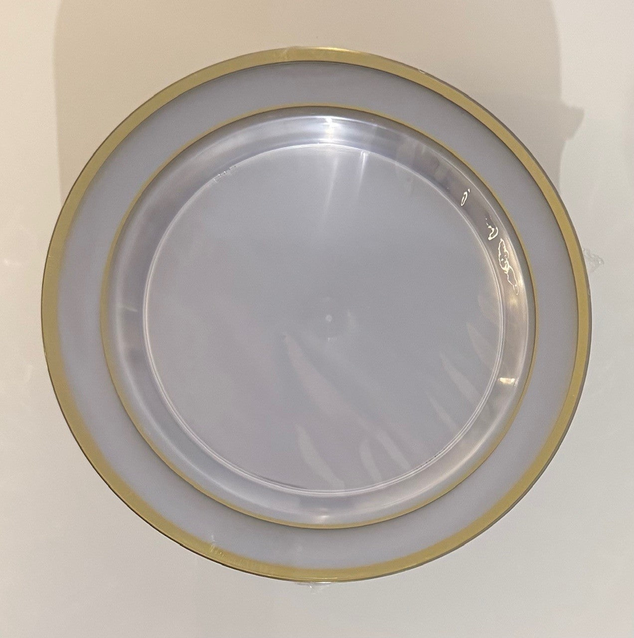 Golden 7-inch Plastic Plates: Elevate Your Celebrations with Elegance!